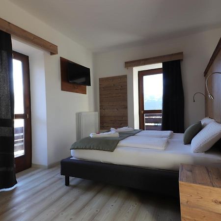 Hotel Alla Rocca วาเรนา ภายนอก รูปภาพ