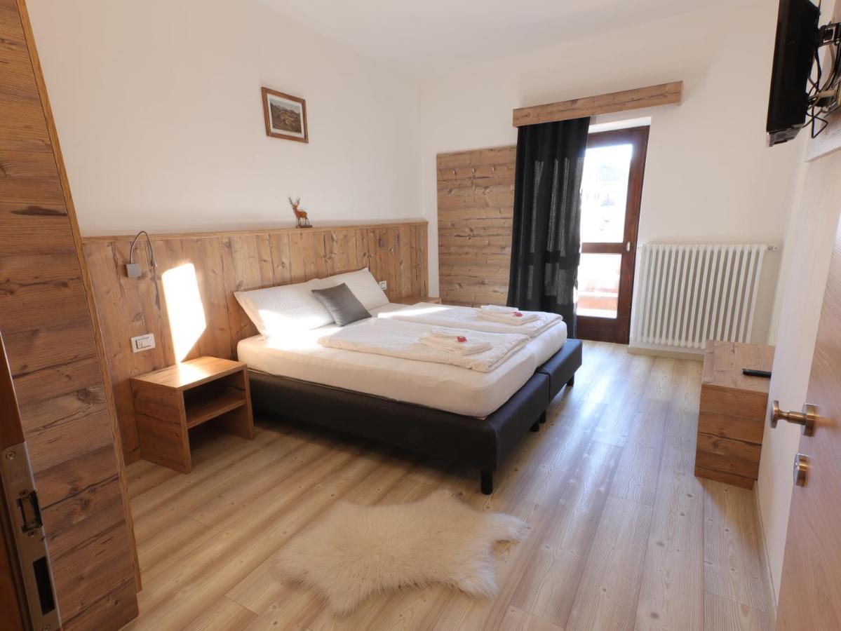 Hotel Alla Rocca วาเรนา ภายนอก รูปภาพ