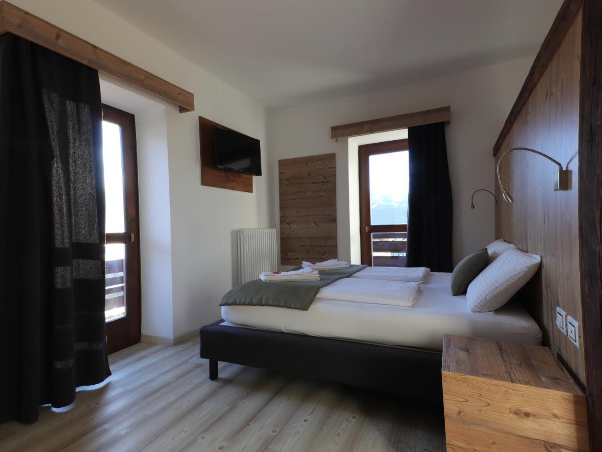 Hotel Alla Rocca วาเรนา ภายนอก รูปภาพ