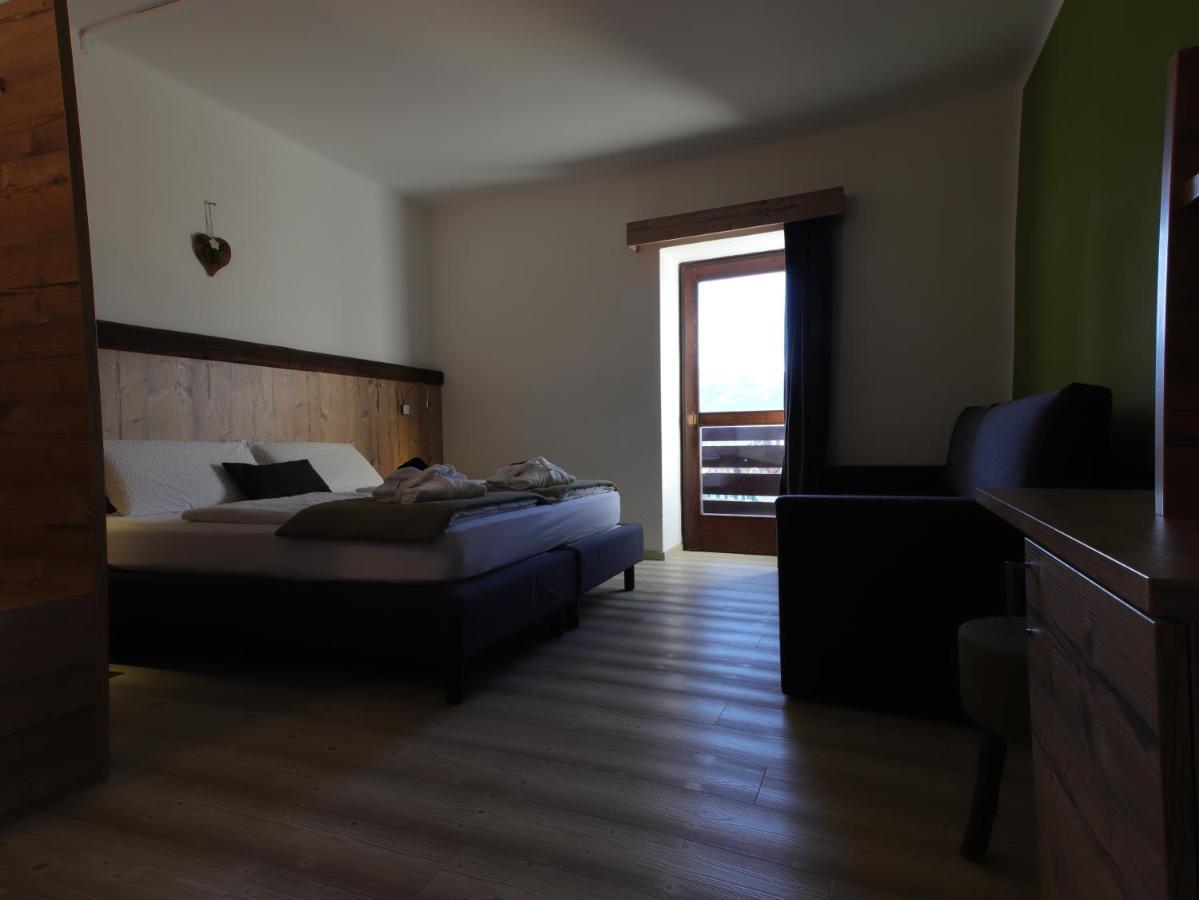 Hotel Alla Rocca วาเรนา ภายนอก รูปภาพ