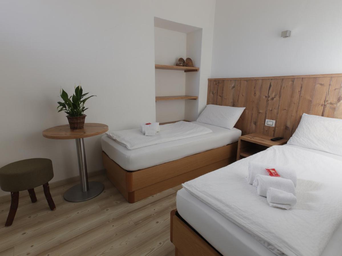 Hotel Alla Rocca วาเรนา ภายนอก รูปภาพ