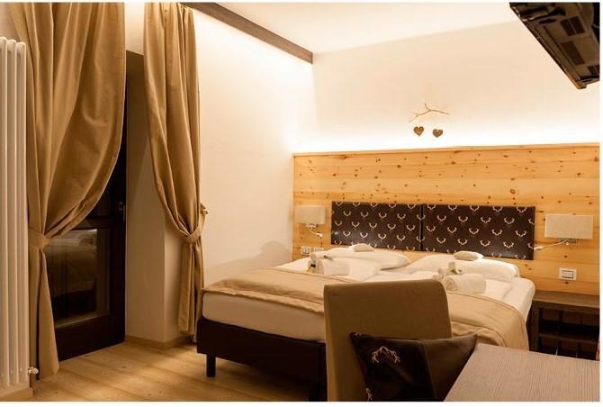 Hotel Alla Rocca วาเรนา ภายนอก รูปภาพ