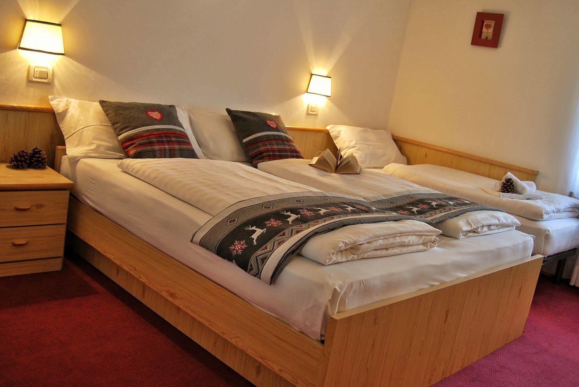 Hotel Alla Rocca วาเรนา ภายนอก รูปภาพ