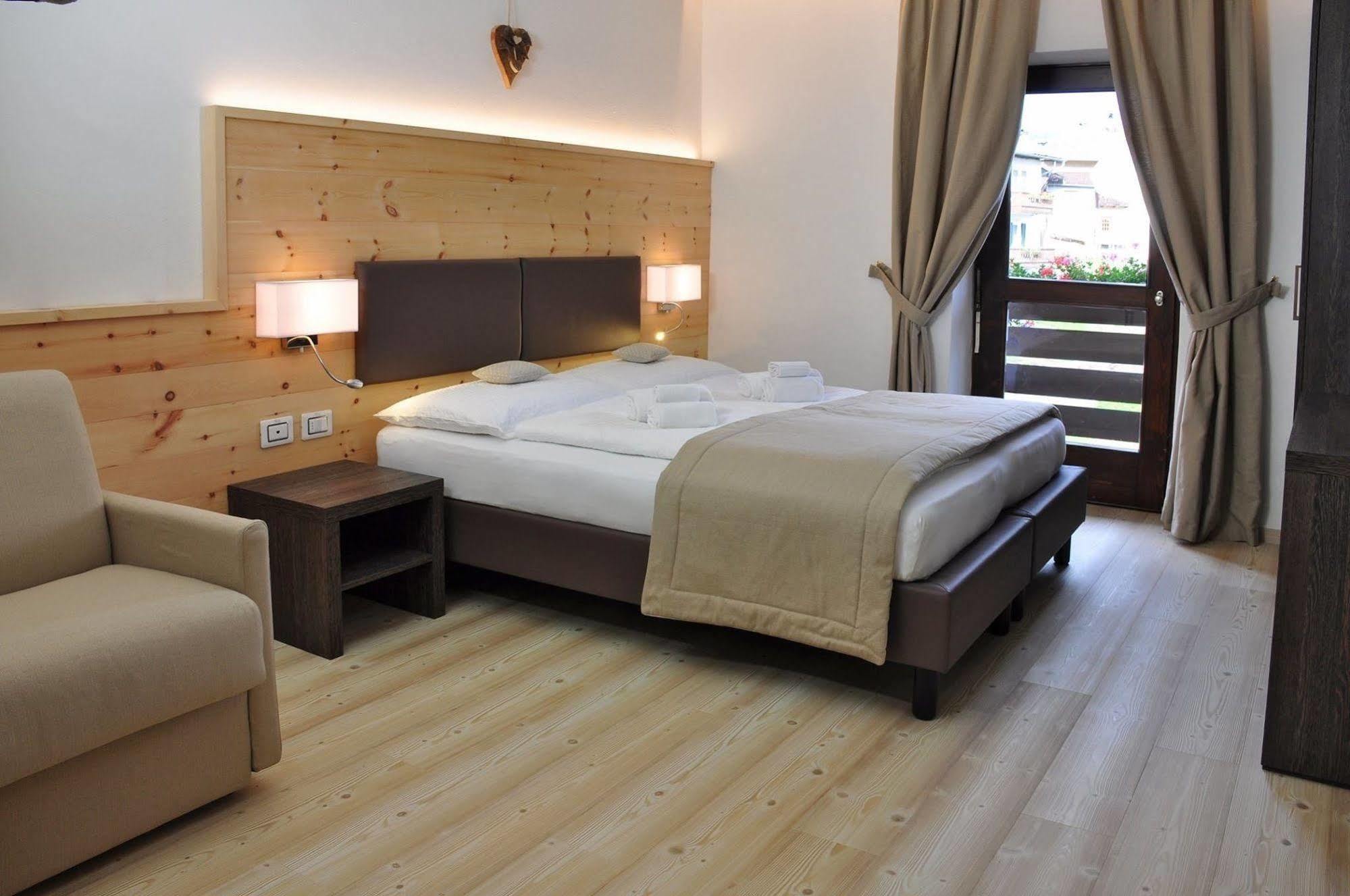 Hotel Alla Rocca วาเรนา ภายนอก รูปภาพ