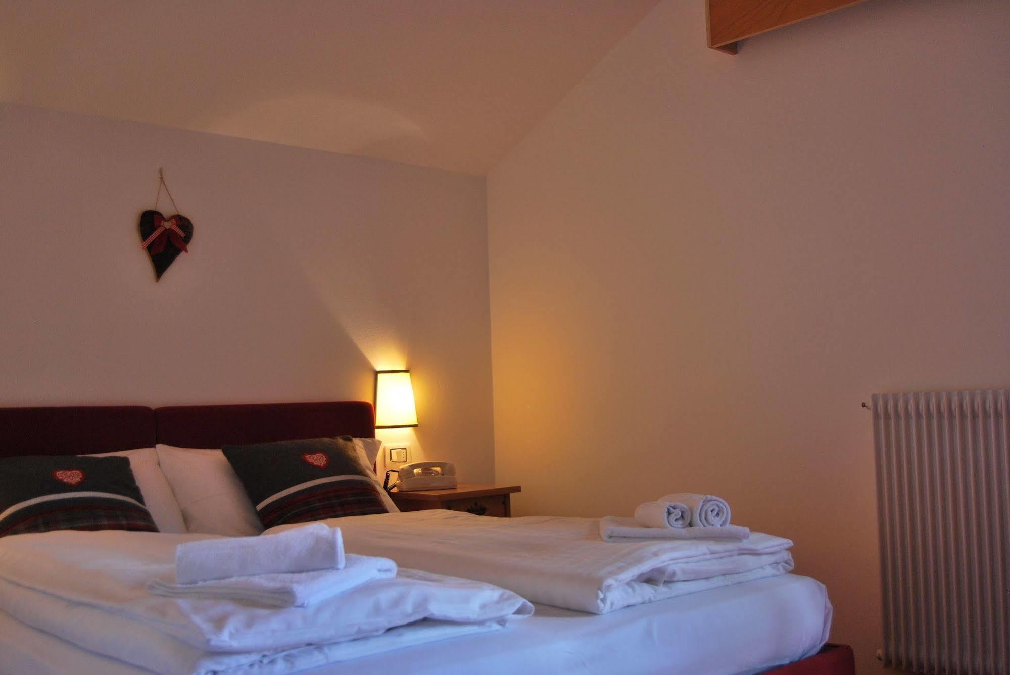 Hotel Alla Rocca วาเรนา ภายนอก รูปภาพ