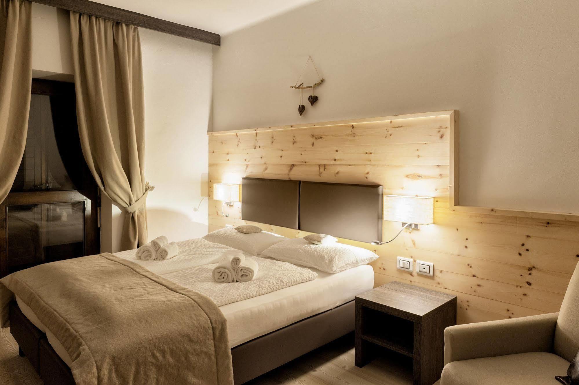 Hotel Alla Rocca วาเรนา ภายนอก รูปภาพ