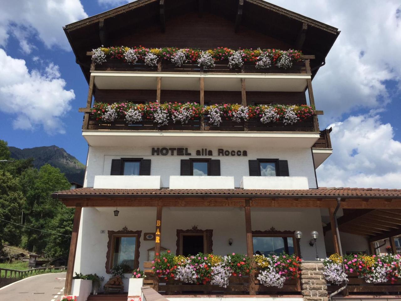 Hotel Alla Rocca วาเรนา ภายนอก รูปภาพ